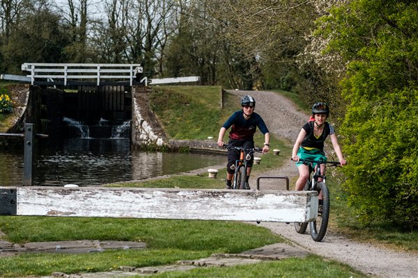 Towpath cycling in Bank Newton